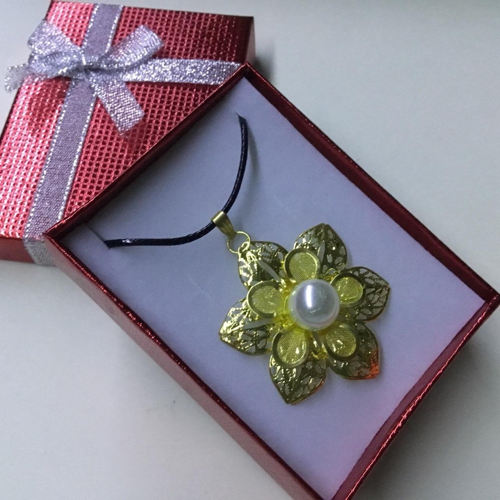 Elegant Gold Floral Necklace with Faux Pearl